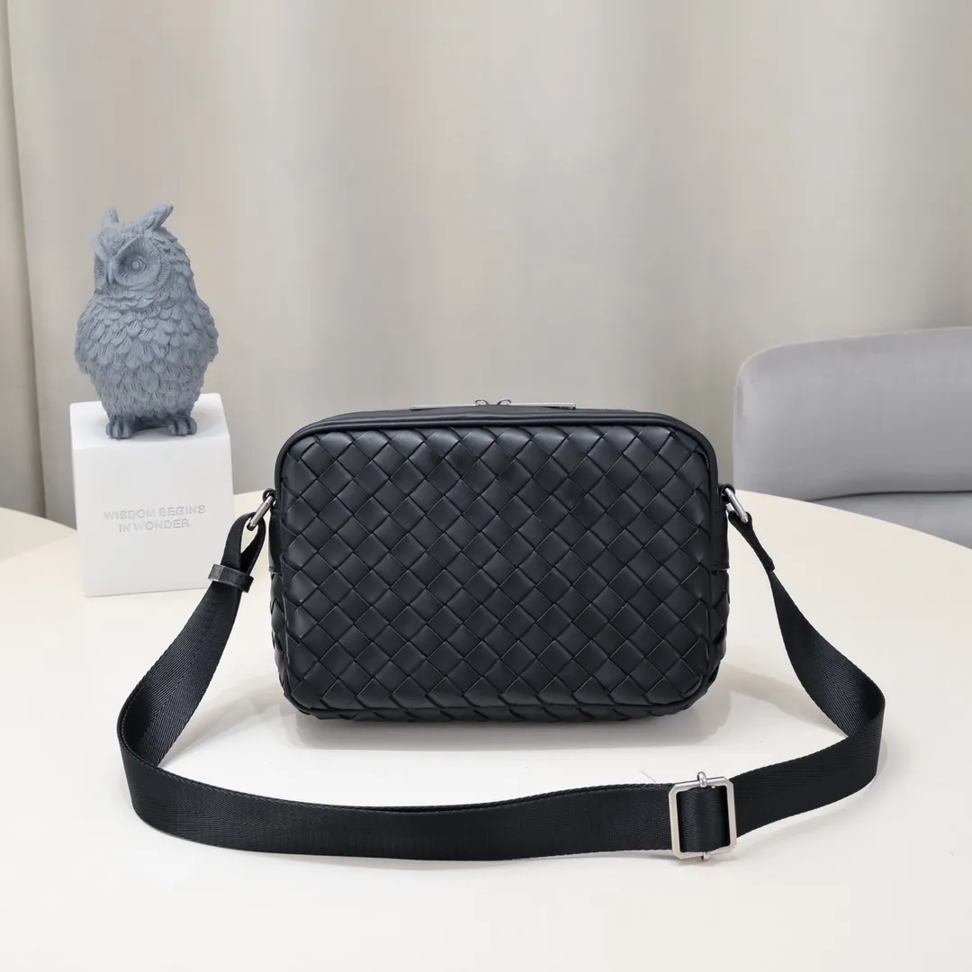 Batch 960 lntrecciato woven cow leather crossbody bag. Zipper opening and closing, the space is too big. It meets the daily needs of going out on the street. Mobile phone 📱 wallet 👛 power bank 🔋 There is no problem with the weaving process. The texture of the upper body 🔝 is very high-end. It is indispensable for going out. 66525# Size: 24.5×15×6cm Color: Black#